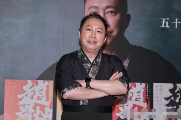 赵正平|台湾主持公开与小22岁空姐恋情，被嘲长相发面，曾与内地女粉生娃