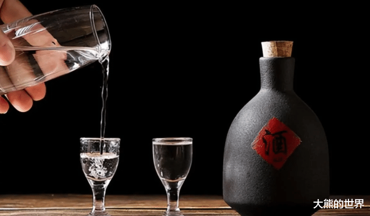 河南一老伯，喝酒40年，酒后说出白酒圈的“3大谎言”，建议了解