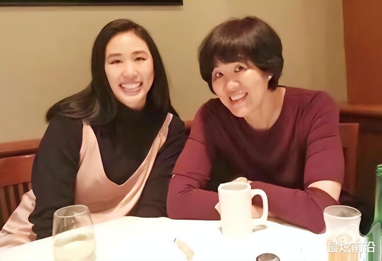 穿衣搭配|郎平带女儿和朱婷聚餐,T恤配短发精神抖擞,女儿和妈妈气质真像