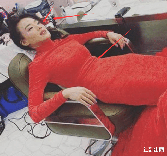 舒淇 45岁舒淇再次开始减肥,穿长裙躺椅子上太紧绷,腰部凹陷头发凌乱