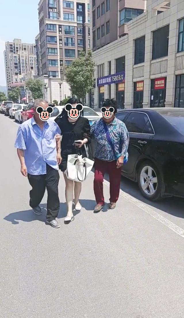 女子被丈夫赶出家门,准备驾车离开,看到公婆分别坐在车头和车尾