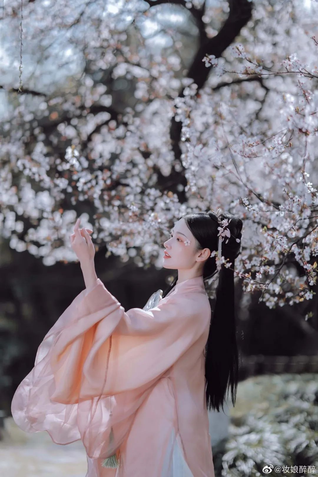 |汉服小仙女:轻风满楼,笑从眉眼生