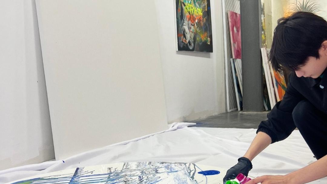 王源|王源居家作画，撸起袖子超像居家男友