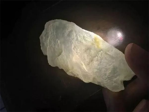 翡翠|2500买下全身脱沙的翡翠原石，取出冰种“观音”挂件，仙气十足！