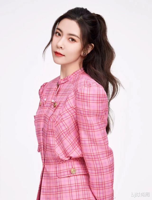 粉色|上班学宋妍霏?穿这?一身look，职场感十足，特别优雅