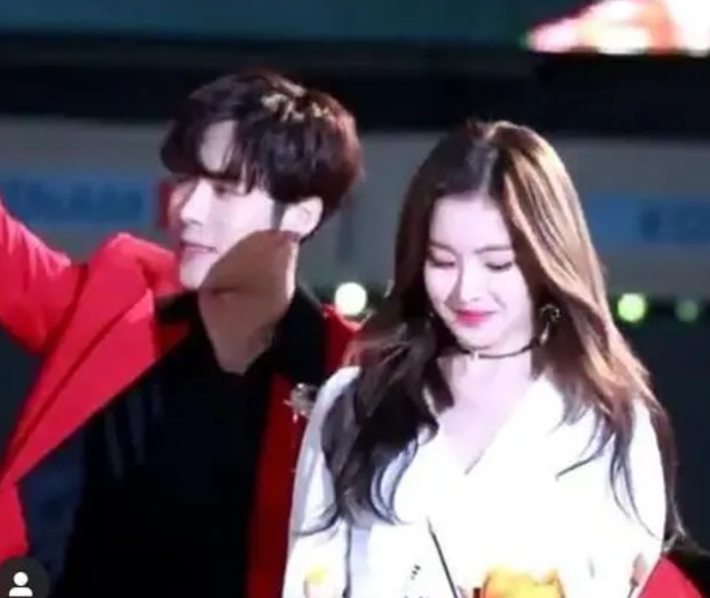 万梓良|万梓良与美女过分亲密,手持话筒深情凝望,女演员尴尬不已