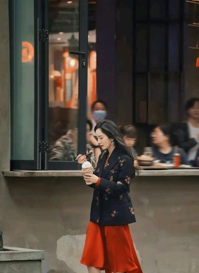 杨幂|杨幂《爱的二八定律》西装红裙造型曝光！身材好气质出众，太惊艳