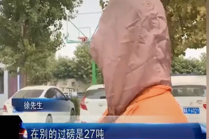 一卡车废钢材总重35吨,到收购站一称却只称出26吨,整整少了九吨