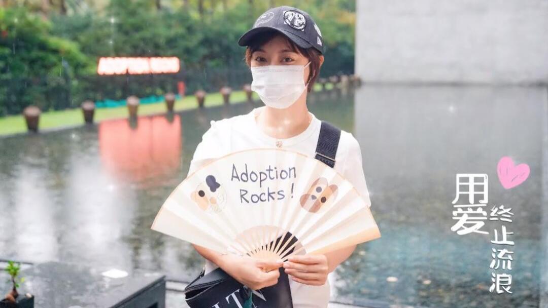 穿衣搭配|孙俪携儿女市集义卖，穿T挎零钱包没偶像包袱，打扮似摊位老板娘