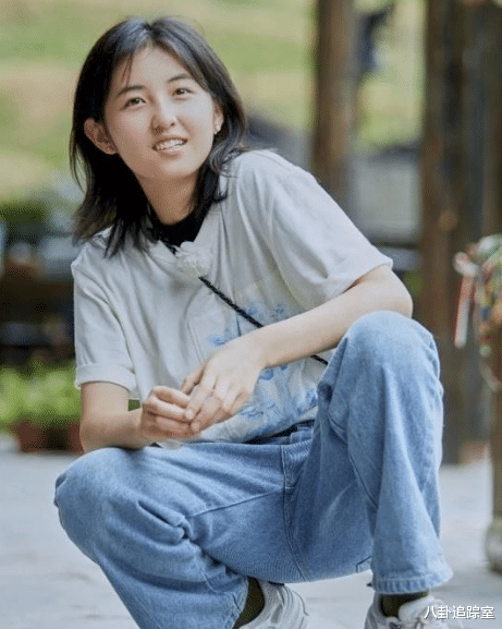 张子枫|张子枫美腿尬上热搜，跟关晓彤同框被“碾压”，网友：换套路了？