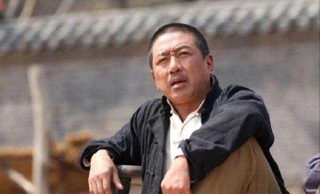2000年,丁勇岱饰演“白宝山”走红,坐火车差点被警察误杀