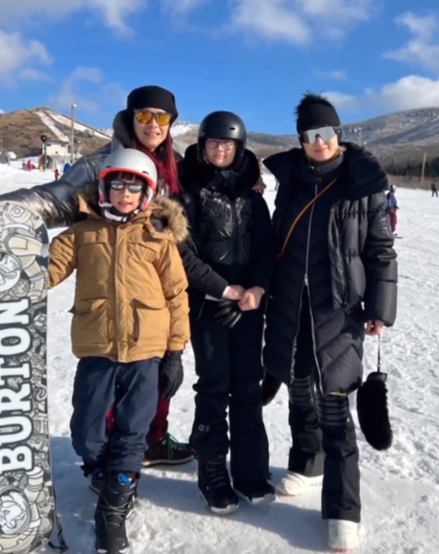 日本旅游|一众港星扎堆日本旅游！黎姿雪地里吃雪糕，李嘉欣蔡一智开心滑雪