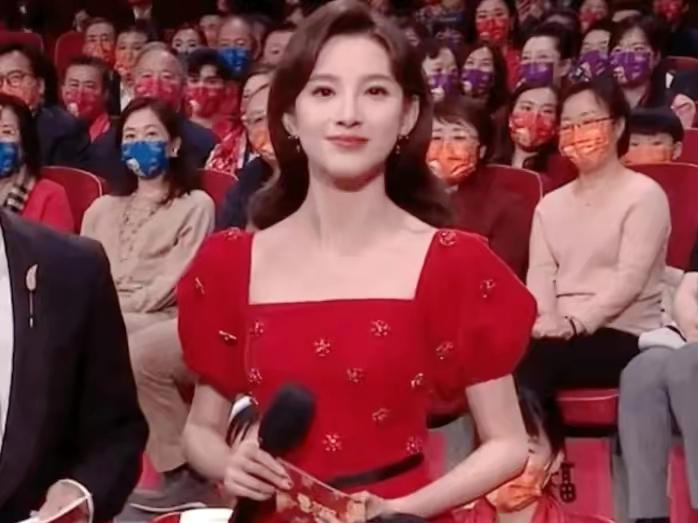 央视|央视美女主持现身世界杯！身材苗条颜值吸睛，拒绝粉丝合影引热议