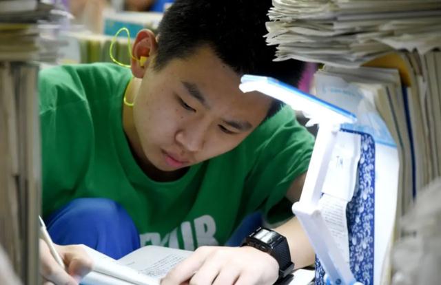 求职|二本生的无奈:很难靠学历提升阶层,又没法心甘情愿地留在底层