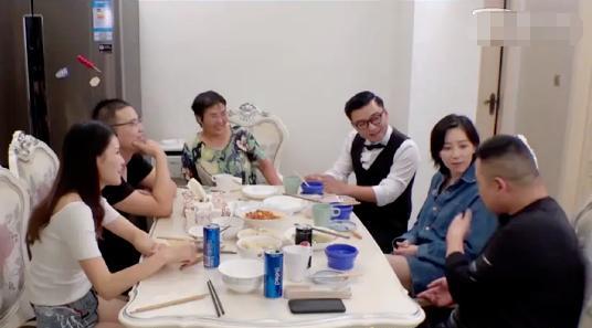 岳云鹏|岳云鹏在综艺里的表现：笑别人身高，说素人工作十年还坐公交