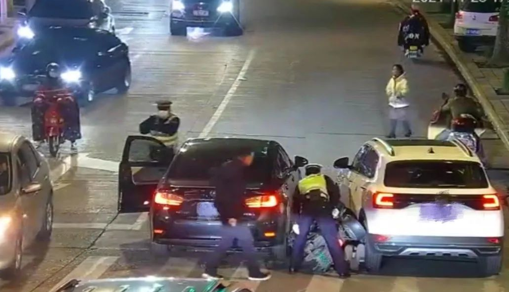 外卖小哥飞速闯红灯,白车表示,我可不管着你