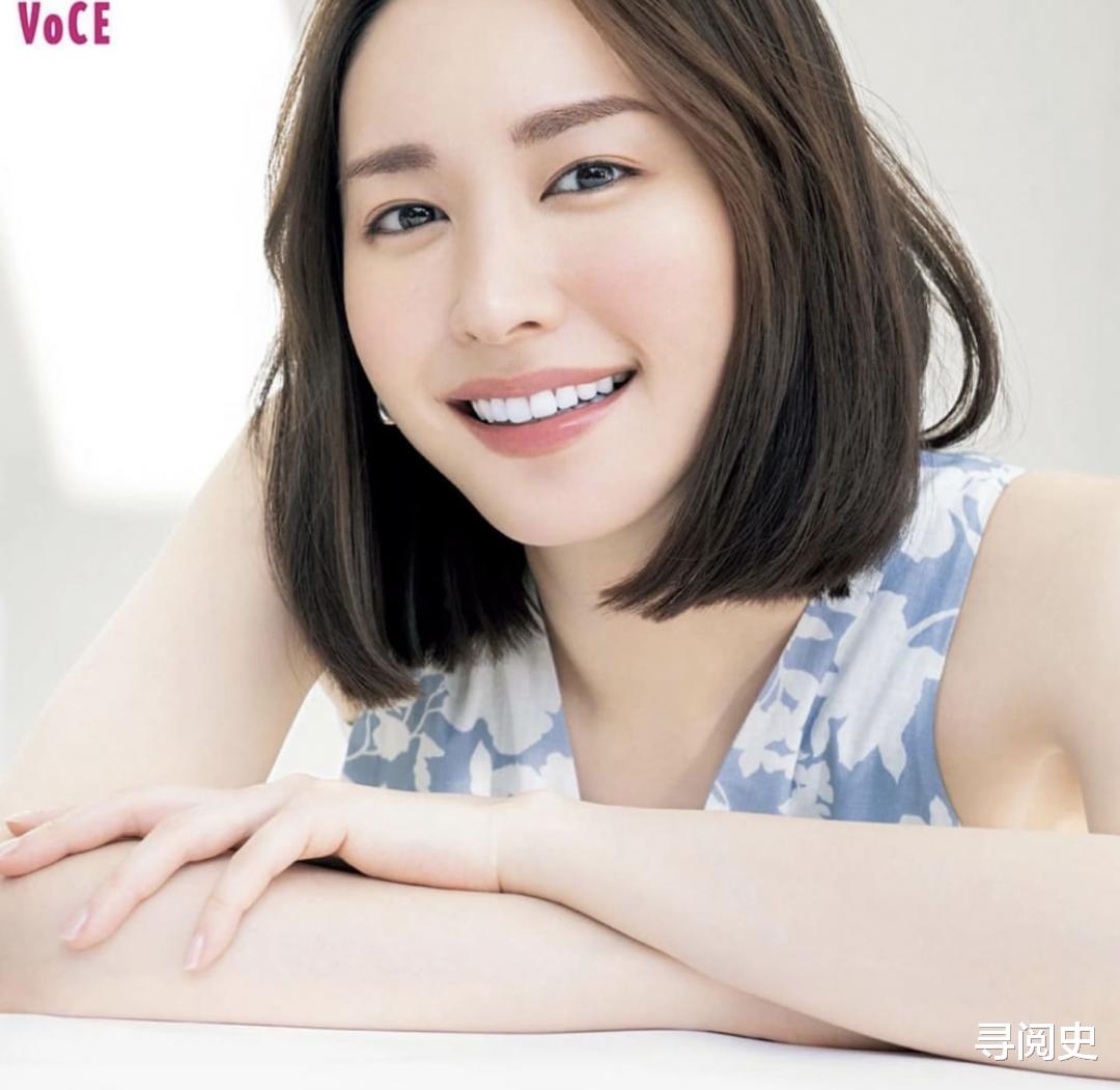 杨幂|新垣结衣登《VOCE》杂志封面 告别牙套脸展现迷人笑容