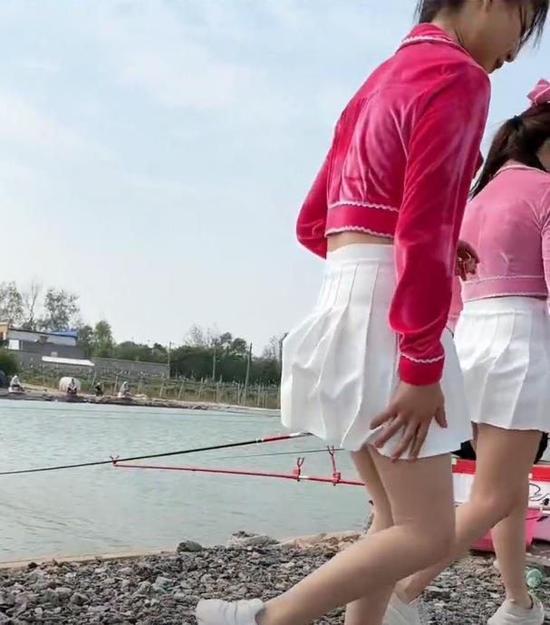 大爷|老人在河边钓鱼，遇到几位穿短裙的钓鱼主播，原来鱼是买来的
