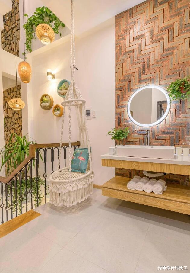 4层联排别墅局部有天井，借助大型灯具做错层，照顾到每层楼梯照明