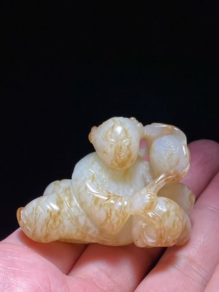 和田玉籽料|清 和田玉籽料 白玉受沁 童子戏狮 把件 挂件