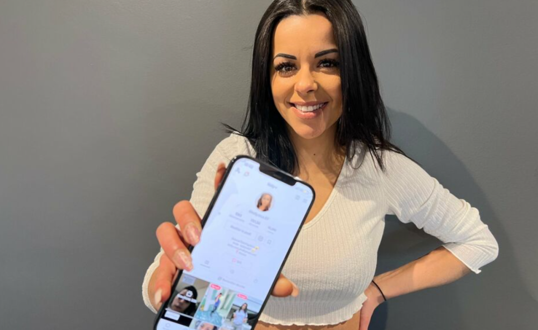 美女工地搬砖涨粉77万,法国人:天呐,她会铺瓷砖!