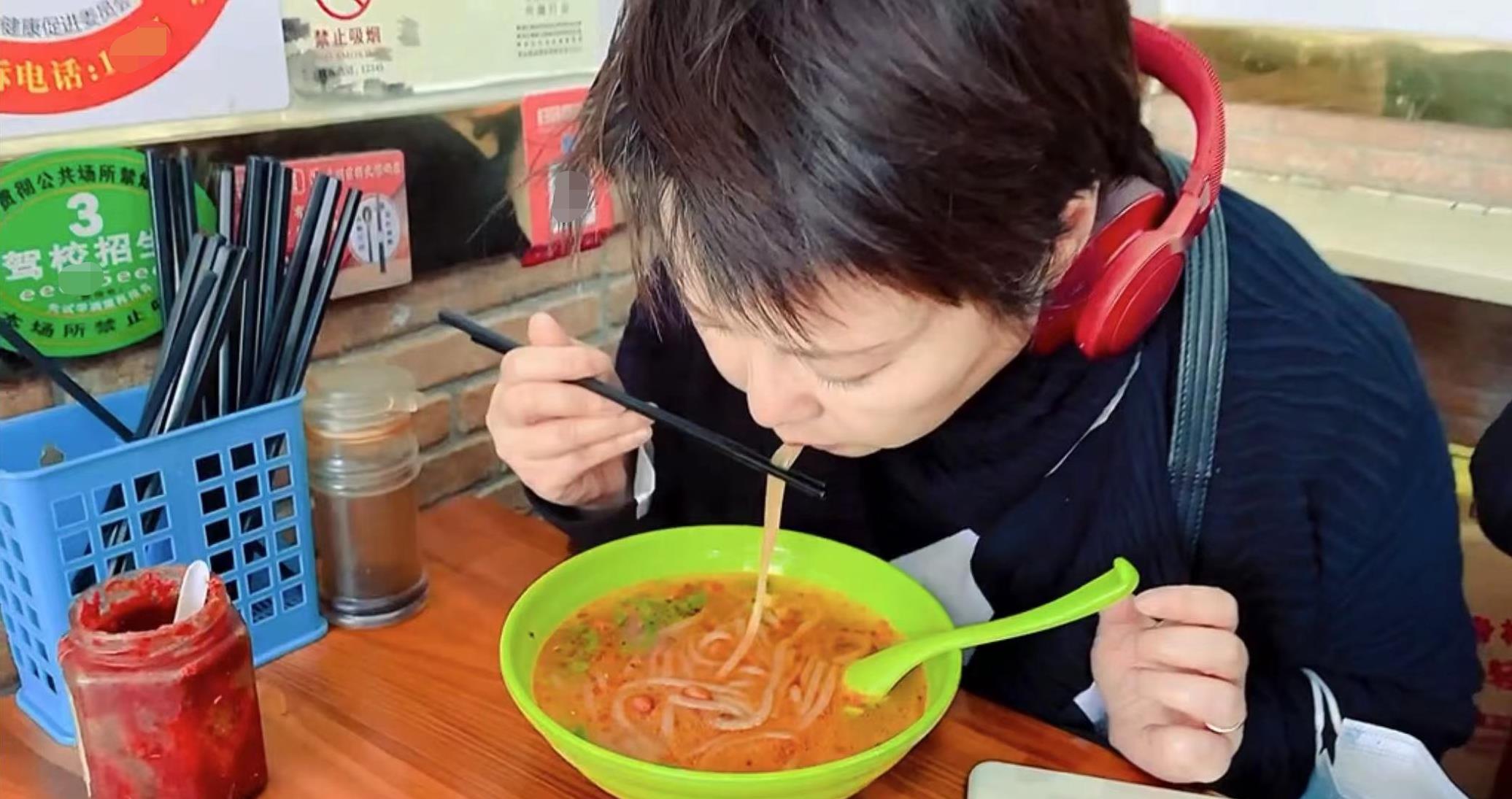 张天爱|50岁袁立身材发福模样大变，坐公交吃路边摊，与三婚老公生活甜蜜