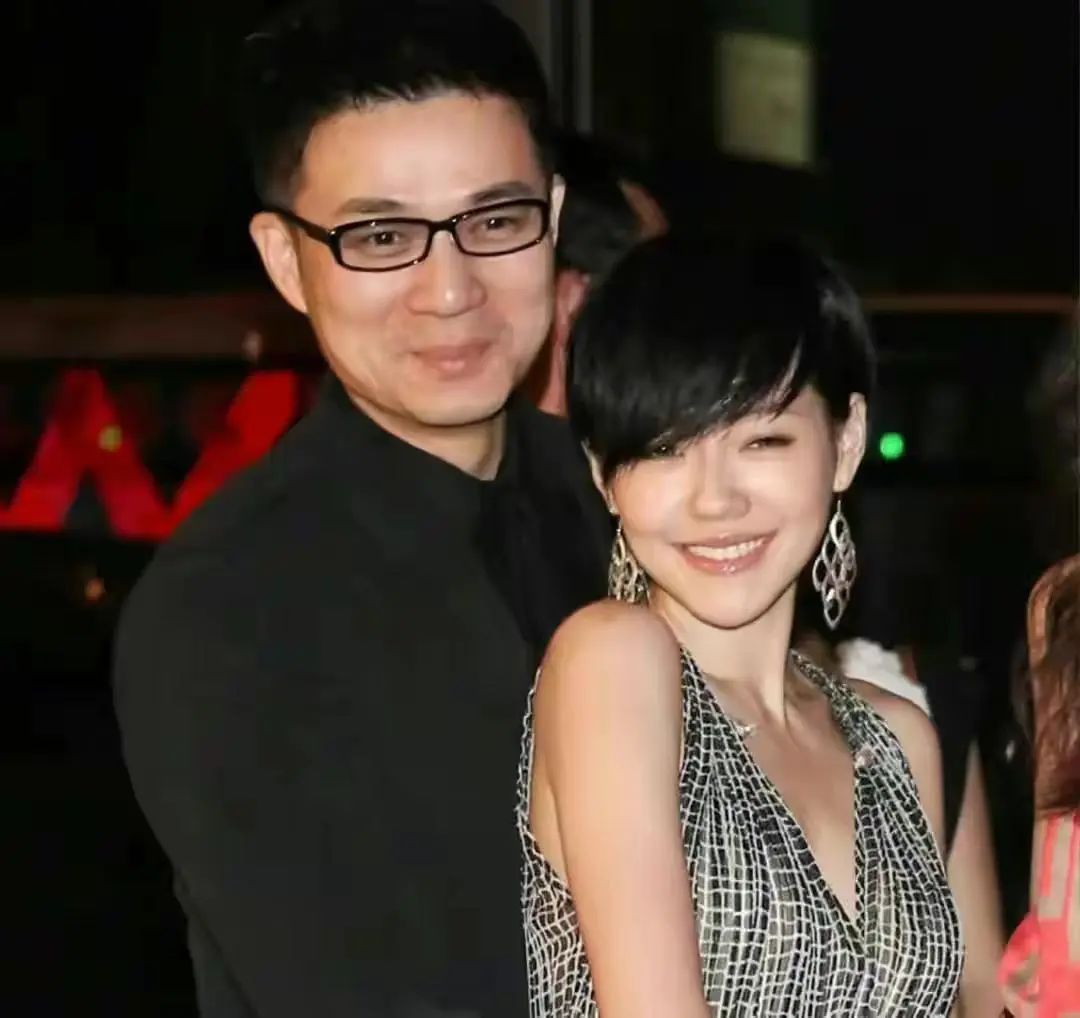 小S|小S低调给女儿庆生，手下卡片爱意满满，这字简直太漂亮了