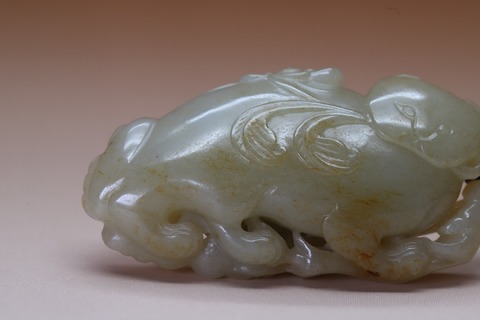 荷花|舊藏和田玉籽料“猫衔荷花”.