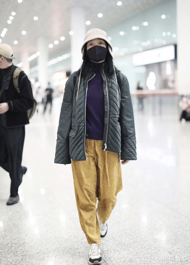 周迅|周迅带小13岁男友见父母,背手走路像大家长,男友聊天时忙刷手机