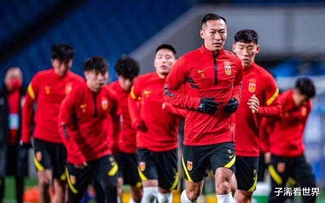 国足|晚上18点! 北京媒体曝出争议猛料: 国足集训沦为笑话, 球迷骂声一片