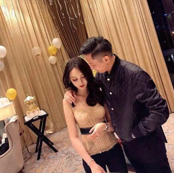 黄晓明|叶珂黄晓明疑似同居，女方住进价值上亿豪宅，厨房做饭如同女主人