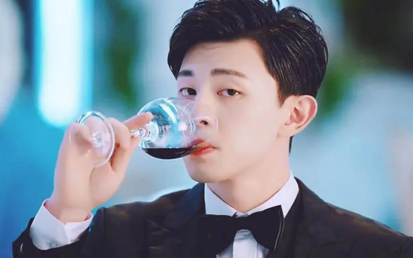 邓伦|邓伦偷税1.06亿的背后,家庭背景也被扒出,高开起走比较可惜