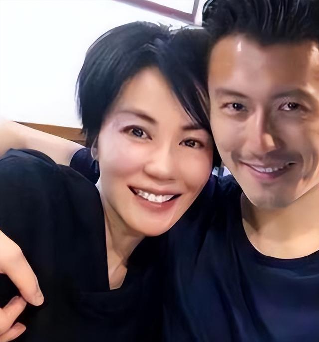 张柏芝|42岁张柏芝疑自曝恋情！十指紧扣、男方身份不简单，已获继子认可