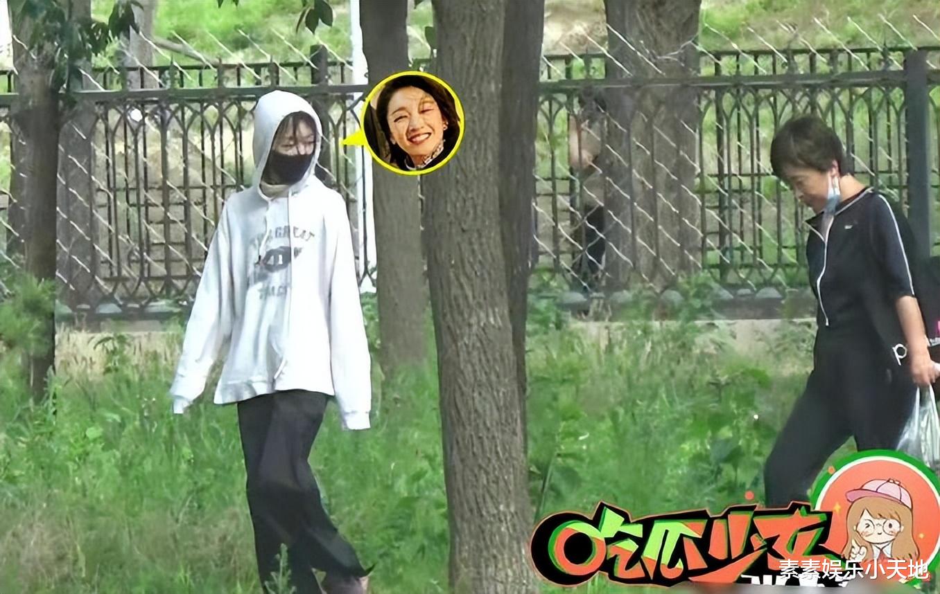 谢霆锋|周冬雨在公园摘桑葚引发热议,网友在留言区多次提到刘昊然