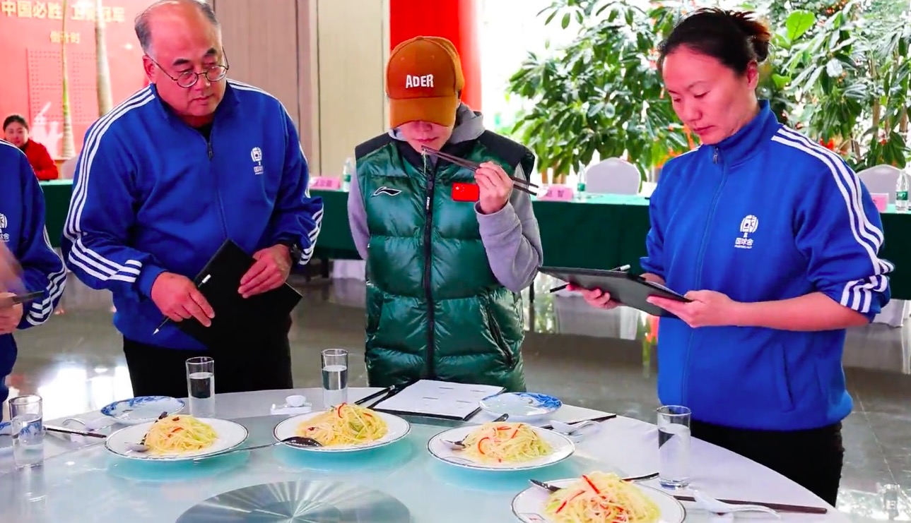 王楠|王楠担任评委！考核自家员工气场十足，仔细品尝菜品超认真做记录