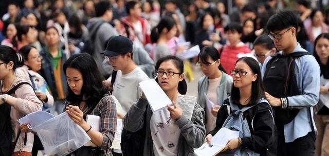 00后|“不是双休，我不干”，00后大学生找工作标准，简直人间清醒