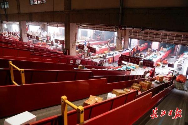 京东|京东年货节迎来“小年狂欢”，当日超90万件包裹分拣、出港