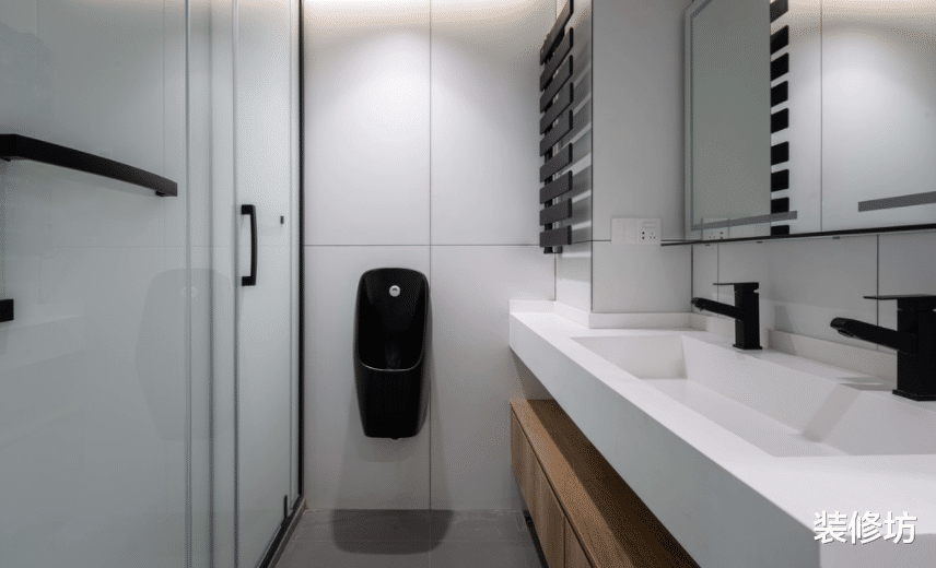 200平方米江景房,家里还有猫咪的乐园,书房也能看到绝美江景