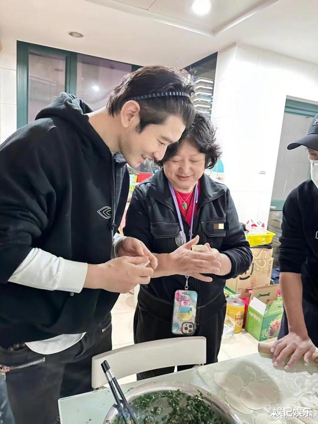 黄晓明|好温馨！黄晓明全家在上海过节，带着儿子小海绵一起包饺子