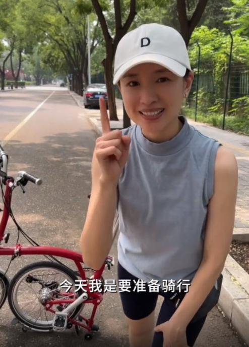 董洁|董洁骑着天价脚踏车去吃十几块麻辣烫，这是来体验普通人生活了？