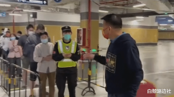 万梓良|万梓良内地做核酸！全程拿手机凹造型，排队摘口罩说话被指没秩序