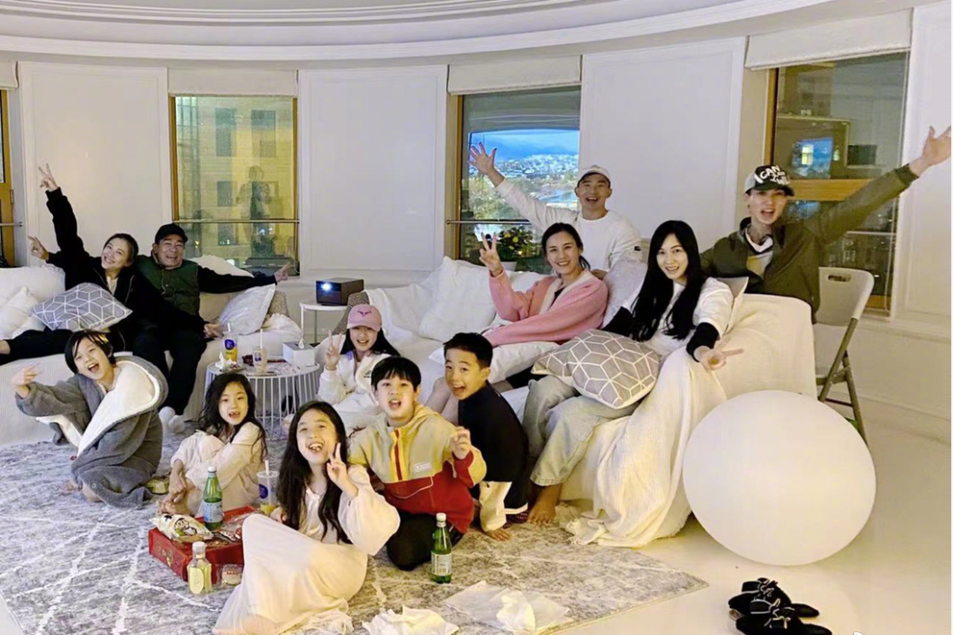 明星|8位港台明星定居内地现状：有人一夜爆红，有人疯疯癫癫，差距太大