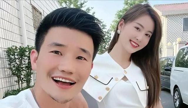 谢孟伟|“嘎子哥”谢孟伟卖牛仔裤，摸女助理大腿引热议，女孩后退显尴尬