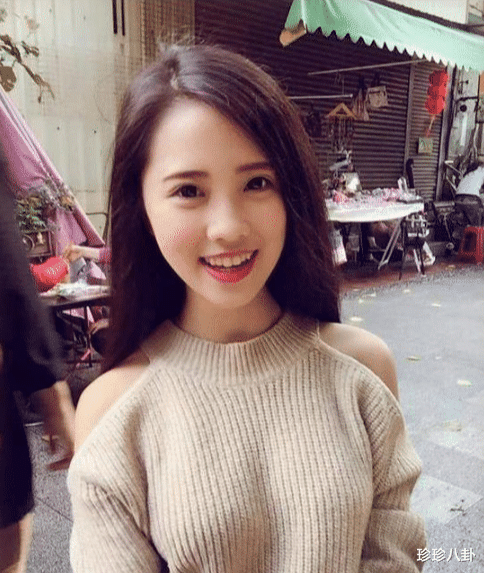 水光针 妹子，你这衣服是不是件残次品呀？你看肩膀处，咋还有两个洞？哈哈哈