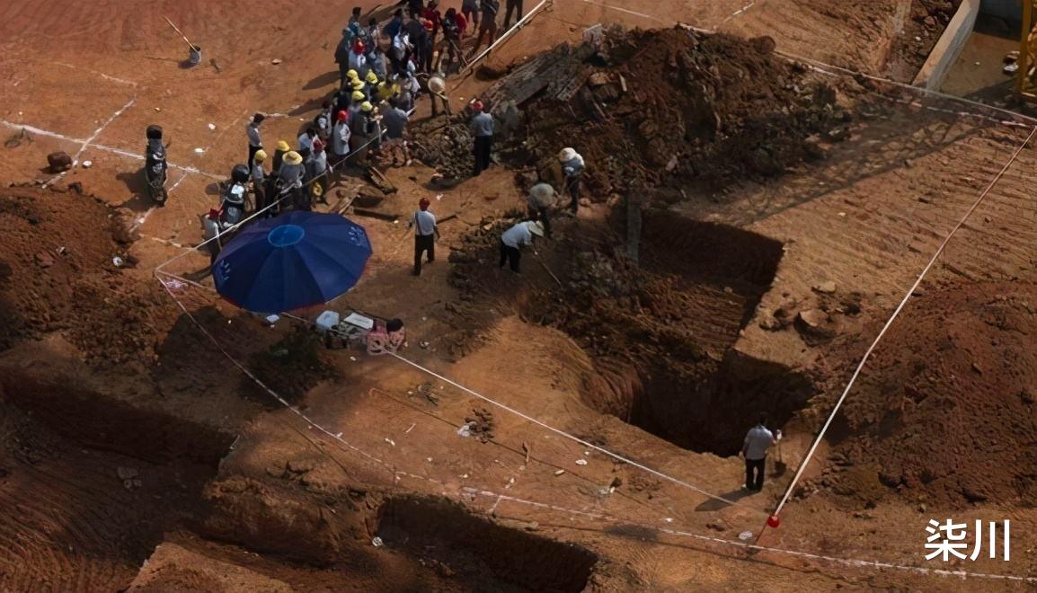 |内蒙男子钓鱼拾得辽金牌,专家苦劝上交,最后竟“收获”一对金镯