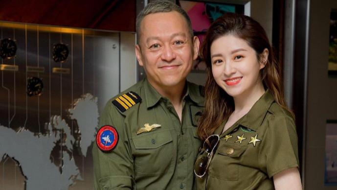 徐菁遥|前港姐化身诱人飞机师贺老公50岁生日，牛奶肌白到发光被赞是索爆人妻