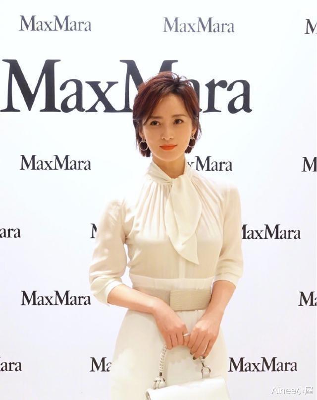 衬衫 蒋勤勤的“花瓶”身材好撩人,白衬衫配高腰裙,短发清爽还挺减龄