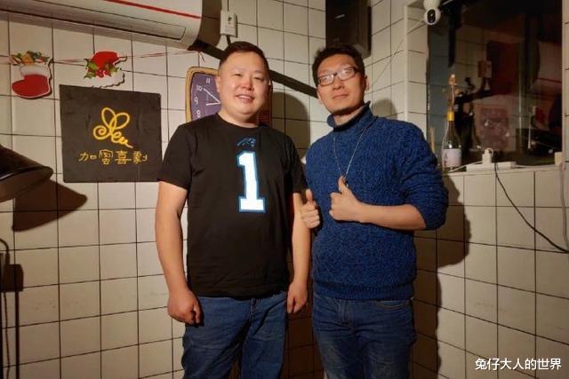 阎鹤祥|德云社阎鹤祥打卡“加蜜喜剧”，引发网友热议，壮壮成联谊大使了