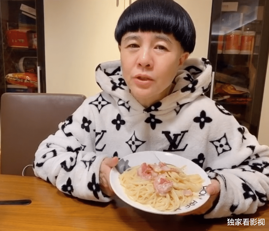 刘纯燕|金龟子要嫁女儿了！22岁女儿和初恋男友相恋9年，还有35cm身高差