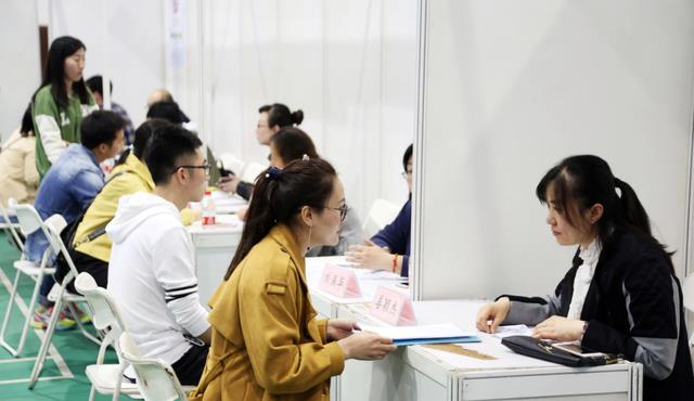 95后|95后人大毕业生当中介，客户冲着学历找她买房：原来学历真能赚钱